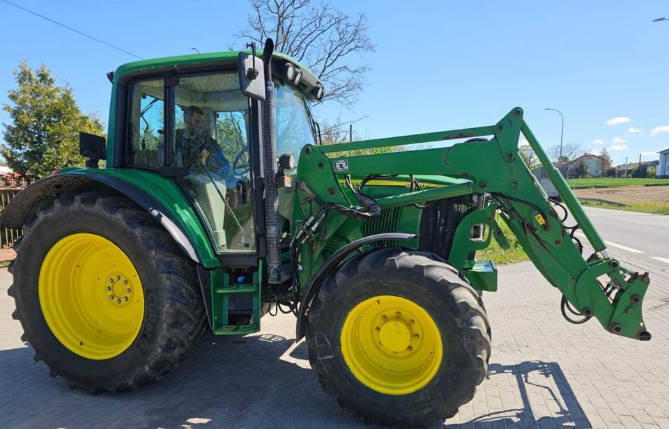 Ciągnik John Deere 6320 z ładowaczem czołowym